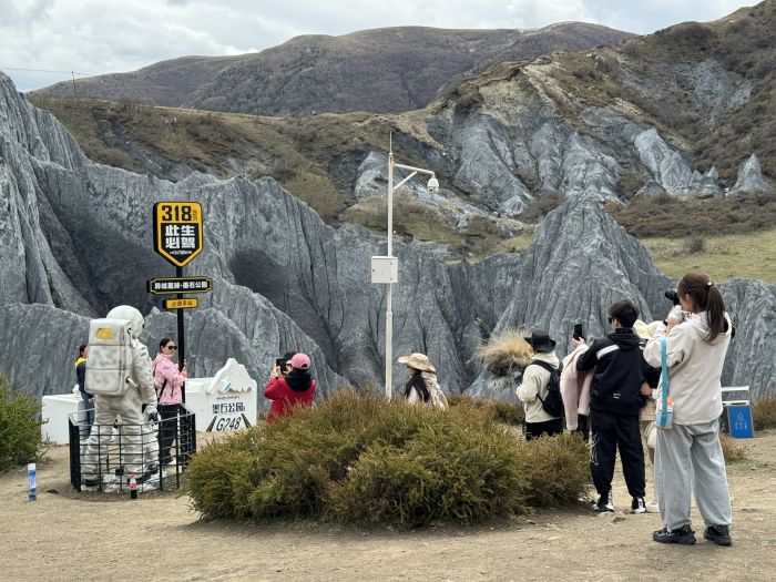 Kaiyun体育网站：“五一”小长假首日道孚墨石公园景区迎来游客小高峰(图2)