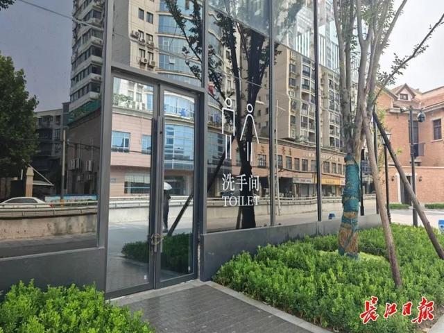 武汉一街边出现“透明厕所”尴尬全景围观引热议(图1)